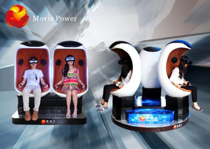 おかしいゲームの遊園地装置は 2 つの座席 9D VR シミュレーターのバーチャル リアリティの二重座席映画館に卵を投げつけます 0